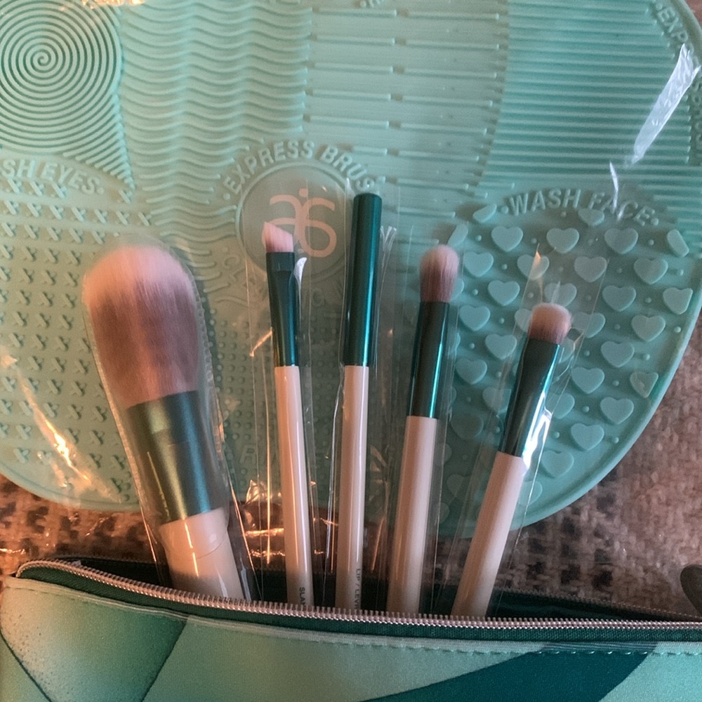 Arbonne makeup brush kit and cleaning pad